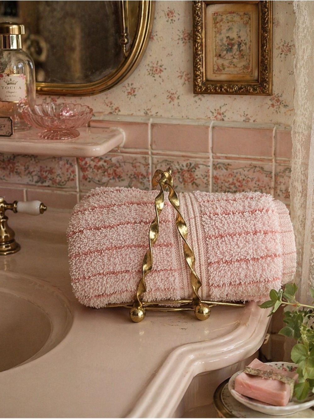 Vintage gold twisted wire hand towel holder stand w/ pink towel